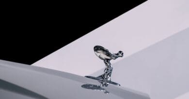 Rolls-Royce Spectre spirit of ecstasy 1