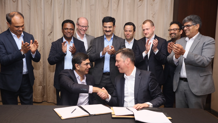 Signing of the Partnering Agreement: Thomas Schmall, Volkswagen Group Board of Management member for Technology and Rajesh Jejurikar, Executive Director, Auto and Farm Sectors, Mahindra and Mahindra Ltd. (front row, from right to left)