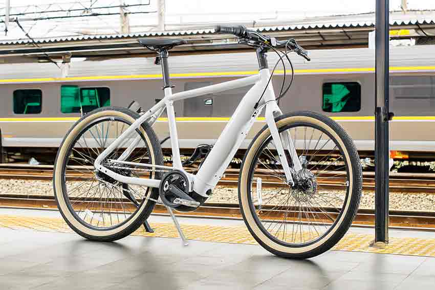 The Momentum Transend E+ turns heads with its beach cruiser aesthetic and delivers a genuinely impressive ride experience, thanks to its Yamaha-built mid-drive motor and plush comfort setup.