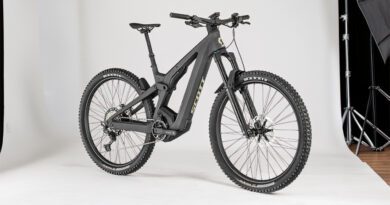 The Scott Patron eRIDE 900 Tuned is Scott’s premium take on what an all-day electric mountain bike should be—versatile, powerful, and packed with integrated features.