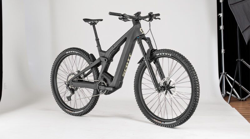 The Scott Patron eRIDE 900 Tuned is Scott’s premium take on what an all-day electric mountain bike should be—versatile, powerful, and packed with integrated features.