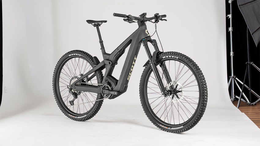 The Scott Patron eRIDE 900 Tuned is Scott’s premium take on what an all-day electric mountain bike should be—versatile, powerful, and packed with integrated features.