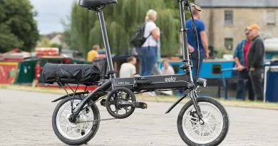 Eelo’s 1885 folding electric bike has been completely revamped for 2022. The bike now comes with custom one-piece alloy wheels, which look sharp in their raw polished-aluminium state.