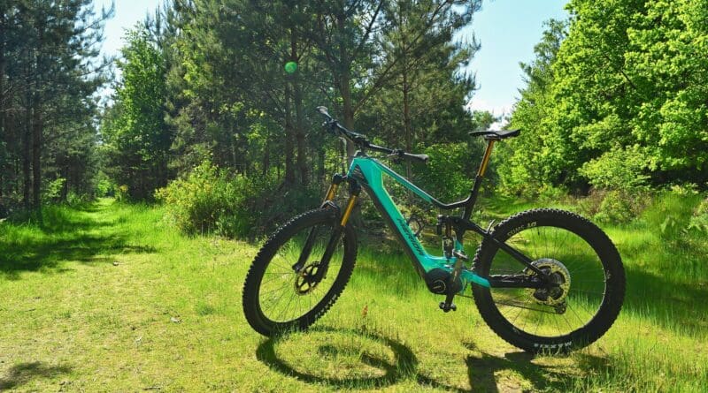 As a seasoned cyclist and e-bike enthusiast, I couldn't resist the opportunity to test out the highly anticipated Specialized S-Works Turbo Levo SL II eBike.