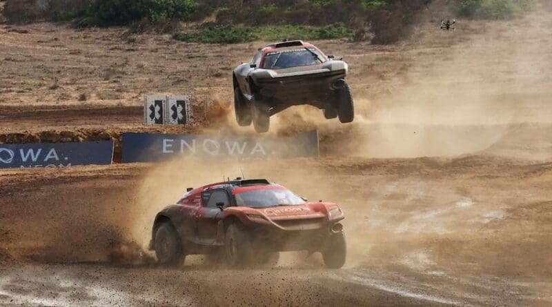 Laia Sanz (ESP) / Mattias Ekstrom (SWE), Acciona | Sainz XE Team, leads Amanda Sorensen (USA) / RJ Anderson (USA), GMC Hummer EV Chip Ganassi Racing