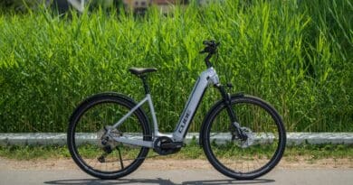 The Cube Nuride Hybrid EXC 625 Allroad is specifically designed for the urban environment. Its comfortable sit-up frame, chunky pothole-proof tyres, and user-friendly components make it an ideal choice for daily commuting and city adventures.