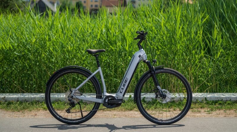 The Cube Nuride Hybrid EXC 625 Allroad is specifically designed for the urban environment. Its comfortable sit-up frame, chunky pothole-proof tyres, and user-friendly components make it an ideal choice for daily commuting and city adventures.