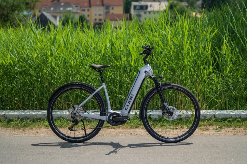 The Cube Nuride Hybrid EXC 625 Allroad is specifically designed for the urban environment. Its comfortable sit-up frame, chunky pothole-proof tyres, and user-friendly components make it an ideal choice for daily commuting and city adventures.