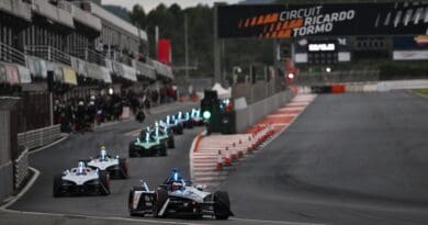 Mitch Evans, Jaguar TCS Racing, Jaguar I-TYPE 6 leads Jake Dennis, Andretti Global, Porsche 99X Electric Gen3 out of the pit lane (Mitch Evans, Jaguar TCS Racing, Jaguar I-TYPE 6 leads Jake Dennis, Andretti Global, Porsche 99X Electric Gen3 out of the