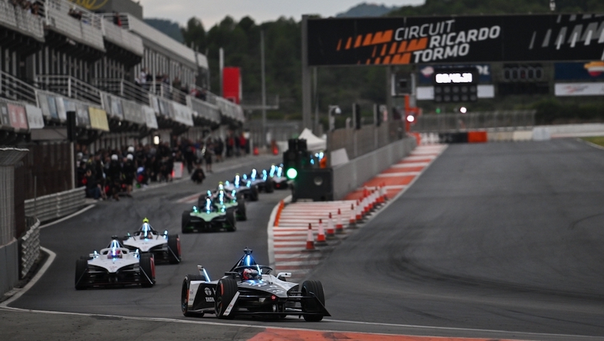 Mitch Evans, Jaguar TCS Racing, Jaguar I-TYPE 6 leads Jake Dennis, Andretti Global, Porsche 99X Electric Gen3 out of the pit lane (Mitch Evans, Jaguar TCS Racing, Jaguar I-TYPE 6 leads Jake Dennis, Andretti Global, Porsche 99X Electric Gen3 out of the