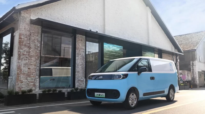 Commercial vehicle specialist Maxus has revealed two new models at the Commercial Vehicle Show in Birmingham. 