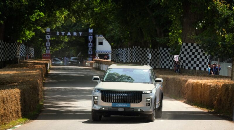 Discover the debut of JAECOO and OMODA at the Goodwood Festival of Speed. Experience the JAECOO 7's off-road prowess and the all-electric OMODA E5. Pre-reservations for OMODA models now open, with deliveries starting in late July.