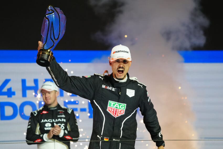 Pascal Wehrlein secured his first Formula E world championship title in a dramatic conclusion to the London ePrix.