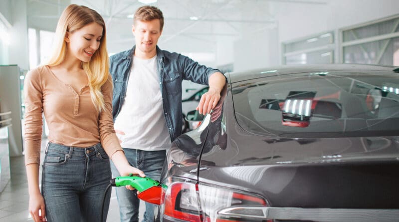 The Labour government should bring in incentives to speed up electric car uptake, according to the body which represents the UK’s car industry.