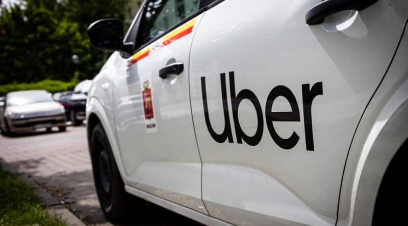Ride-hailing service Uber has announced that its users can now choose only to ride in electric vehicles.