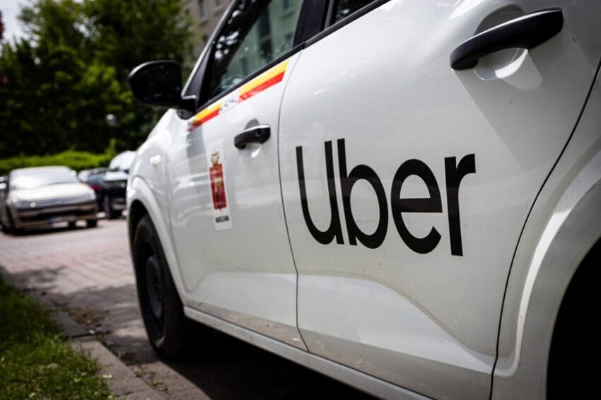 Ride-hailing service Uber has announced that its users can now choose only to ride in electric vehicles.