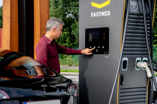 British EV owners have named and shamed the country’s best and worst public charging providers, with Tesla MFG and Fastned coming out on top.