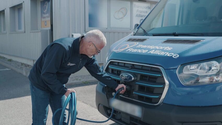 Small businesses could cut their fleet cost by tens of thousands of pounds by switching to electric vans, according to a leading think tank.