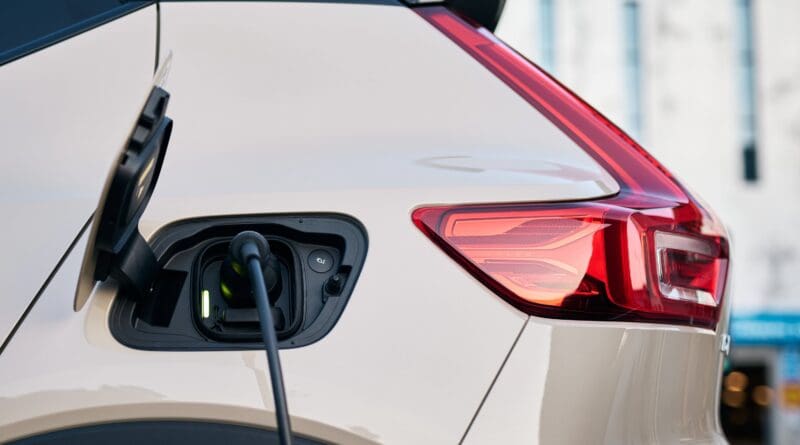 Volvo will introduce the contactless Plug & Charge system to its all-electric EC30, EX30, and EX40 later this year.