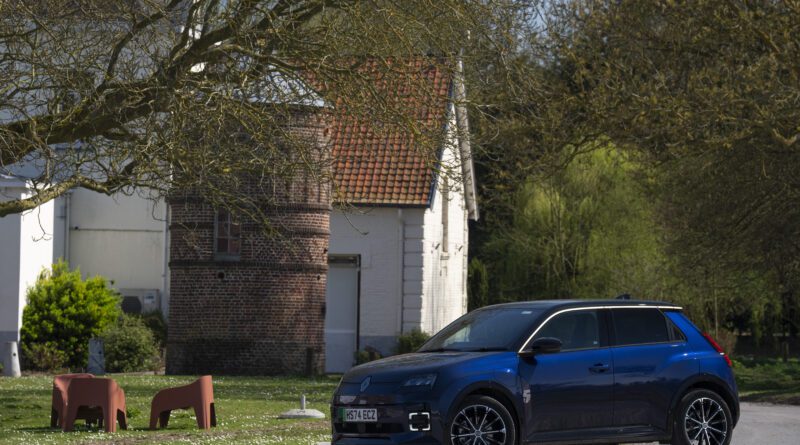 renault-5-review-main-image-ev-powered