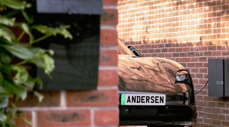 ovo andersen charger tie-up illustration