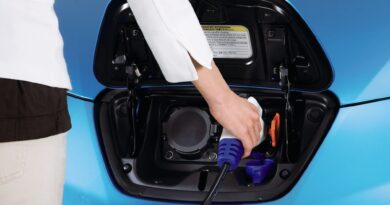 Nissan-LEAF-charging