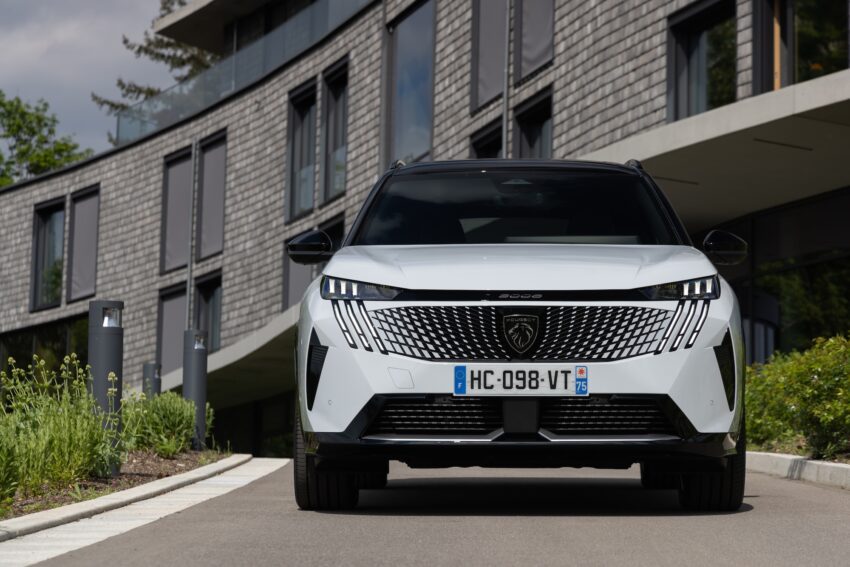 Peugeot-e-5008-dual-motor-front-end