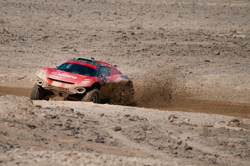 Fraser McConnell and Laia Sanz delivered for the ACCIONA | Sainz XE Team in Qiddiya City, Saudi Arabia, topping Qualifying for Race 1 of the 2025 Desert X Prix after edging Kristoffersson Motorsport on countback.