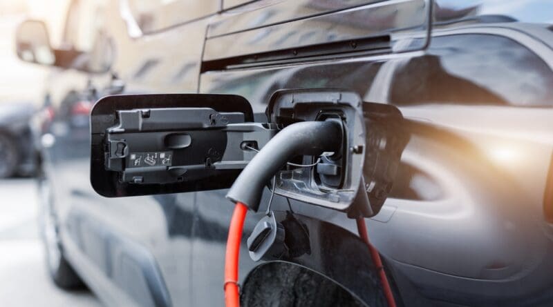 Fleet operator confidence in the shift to electric vans is weakening, with new research showing expectations for battery-powered models have fallen for the third consecutive year.