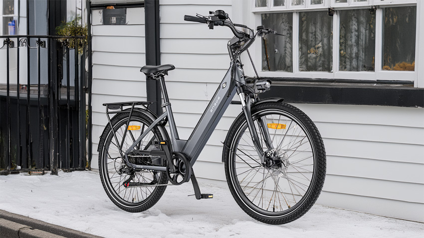 When I first saw the spec sheet for the Engwe P275 SE — torque‑sensor motor, hydraulic brakes, integrated lights, mudguards and a sturdy rear rack — all for just a whisker over £1,000 — I admit I was sceptical.