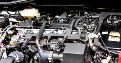 You know that moment: bent over the bay, neck at some weird angle, and this tiny spring - barely thicker than a pencil lead - is holding 0.5 to 2.5 kg of tension like it’s guarding national secrets. And a 1 mm tremor in your hand? Yeah, that becomes 5-8 mm of chaos once you’re past 200 mm of tool length. No wonder it slips.